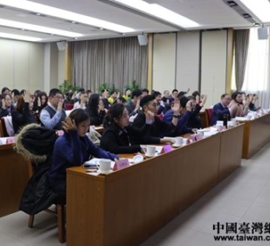 與會代表舉手表決通過《中國互聯網協會海峽兩岸互聯網交流委員會工作規則》jpg.jpg
